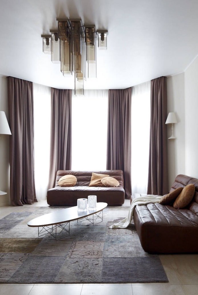 soffitto teso nel soggiorno con una finestra a bovindo