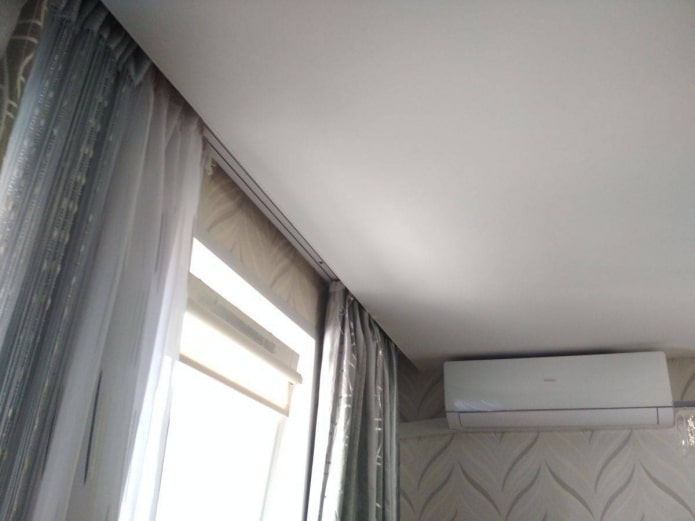 asta per tende nascosta dietro un soffitto teso