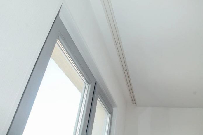 cornicione in plastica per soffitto teso
