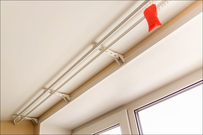 asta per tende a parete sotto il soffitto teso