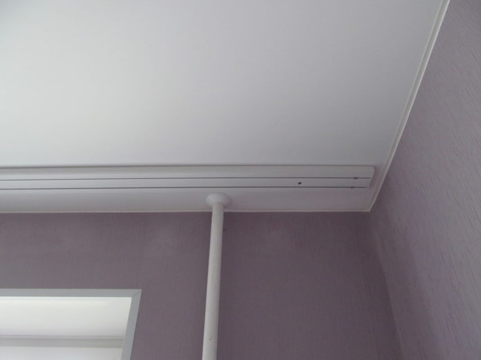 asta per tende su un soffitto teso