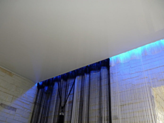 cornicione nascosto con illuminazione