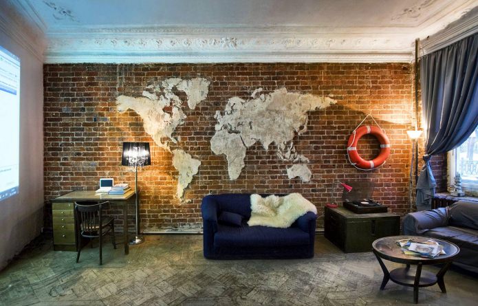 mappa del mondo nell'interno del soggiorno in stile loft