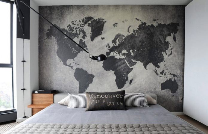 mappa del mondo sulla testiera del letto