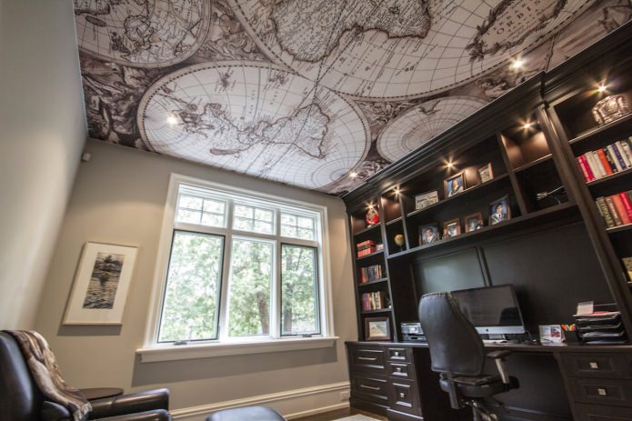 mappa del mondo sul soffitto dell'ufficio