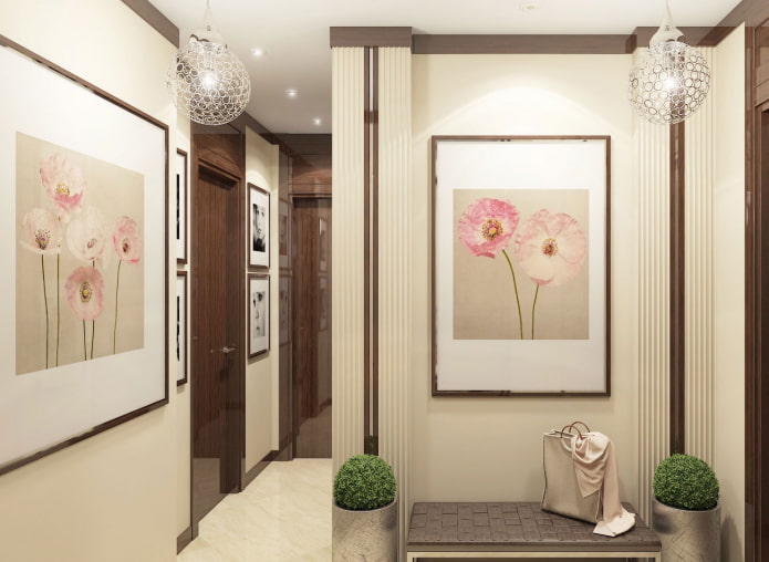 dipinto con fiori all'interno del corridoio