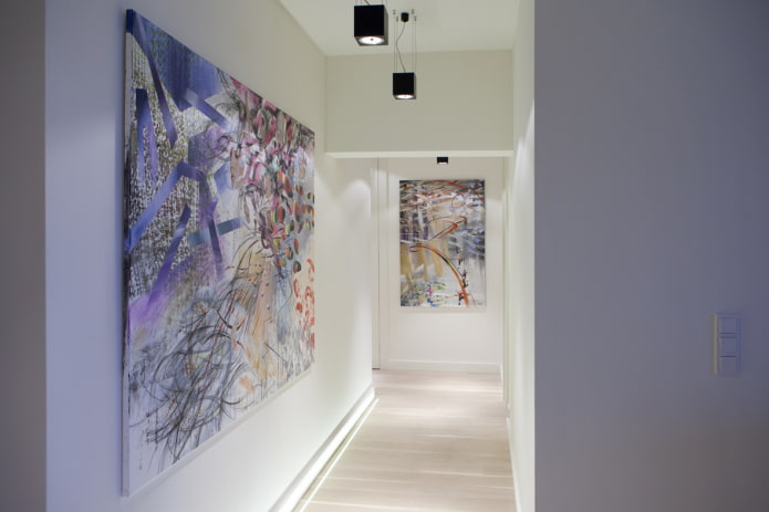 dipinti astratti nell'interno del corridoio