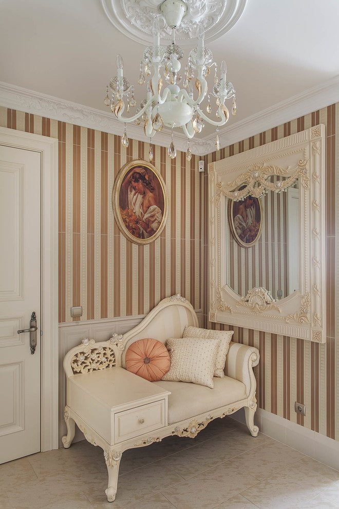 dipinto all'interno di un corridoio classico