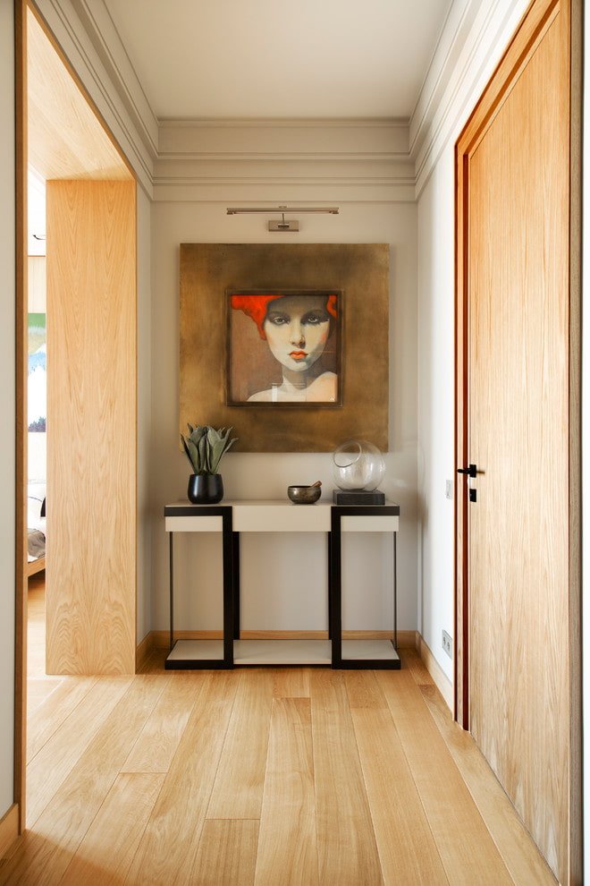 pittura all'interno di un corridoio moderno