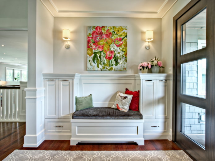 dipinto con fiori all'interno del corridoio