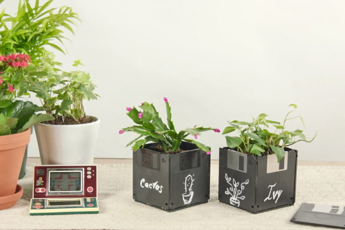 Vaso per fiori con floppy disk