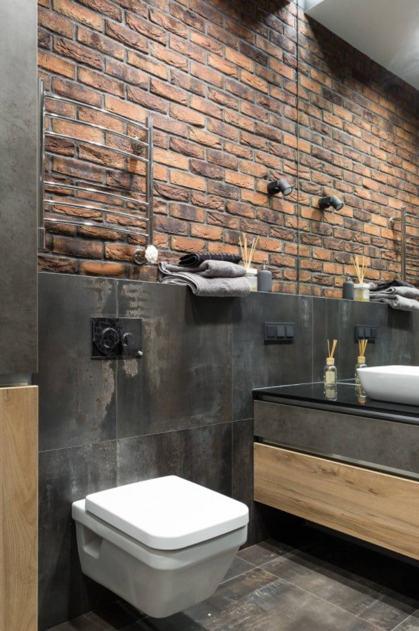 muro di mattoni nel bagno