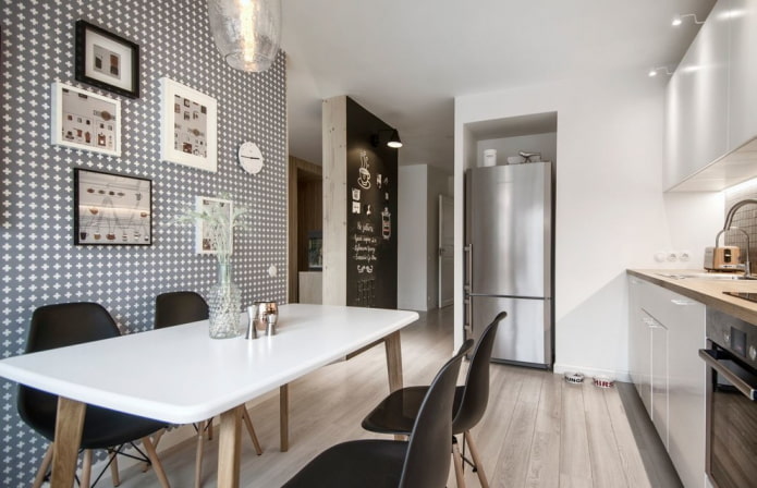 frigorifero in una nicchia nell'interno della cucina interno