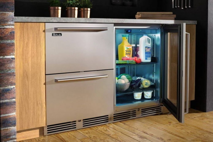 frigorifero sotto il piano di lavoro nell'interno della cucina