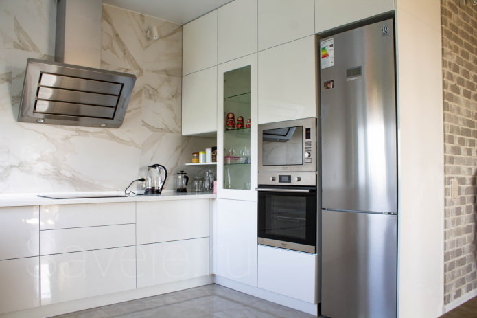 frigorifero all'interno di una piccola cucina