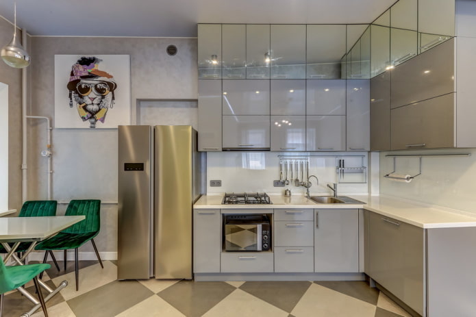 frigorifero all'interno di una cucina ad angolo