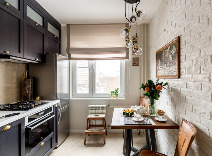 frigorifero all'interno di una piccola cucina