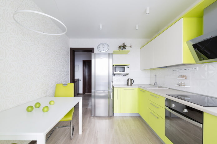frigorifero all'ingresso nell'interno della cucina