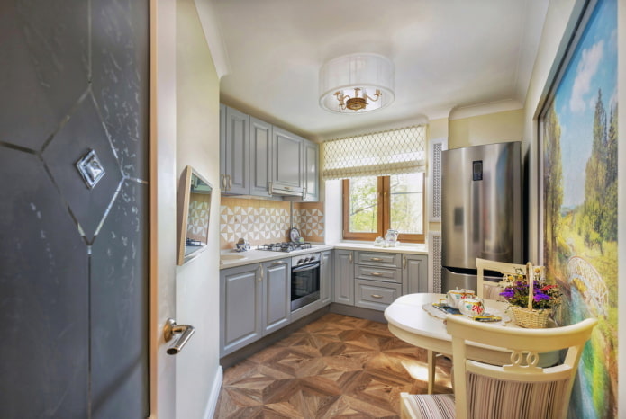 frigorifero di fronte alla porta nell'interno della cucina