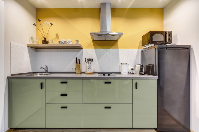 frigorifero all'interno di una cucina lineare