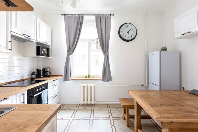 frigorifero nell'angolo dell'interno della cucina