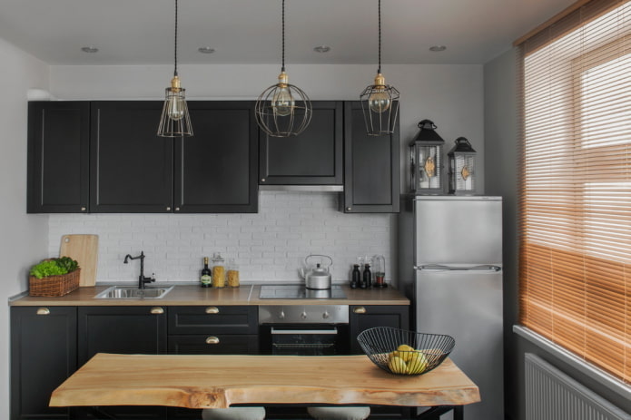 frigorifero nell'angolo dell'interno della cucina