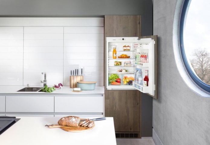 frigorifero integrato nell'interno della cucina