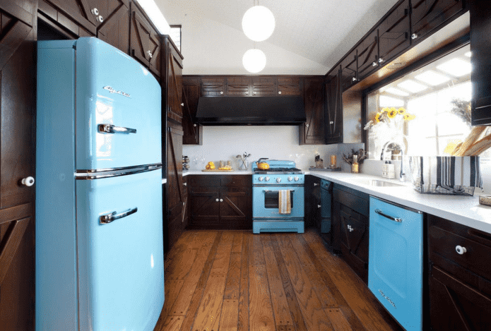 frigorifero all'interno della cucina a U