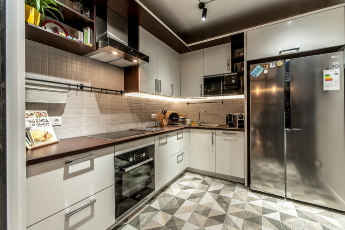 frigorifero all'interno della cucina a forma di lettera G