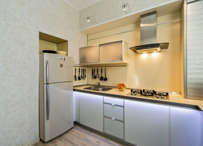 frigorifero all'interno di una piccola cucina