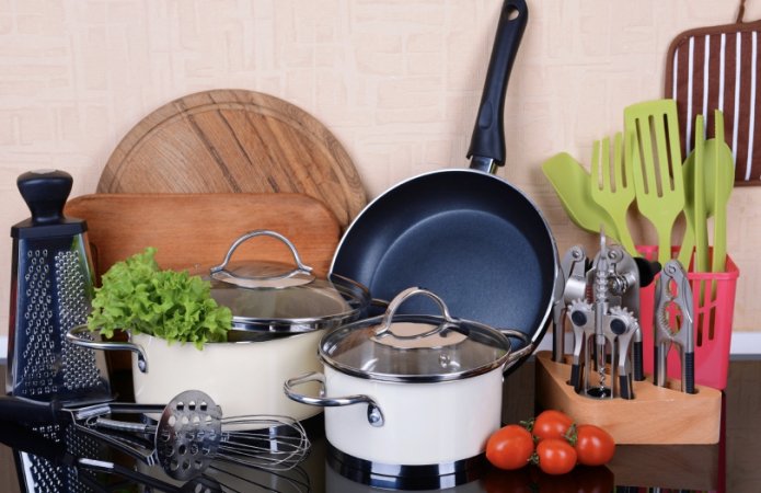 stoviglie di materiali diversi