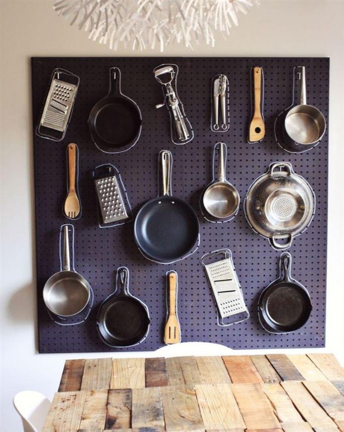 Tavolo forato per riporre gli utensili