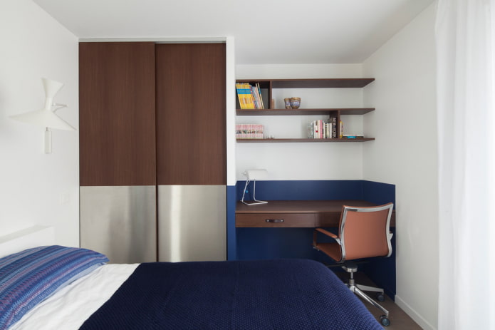 Armadio e zona studio in camera da letto