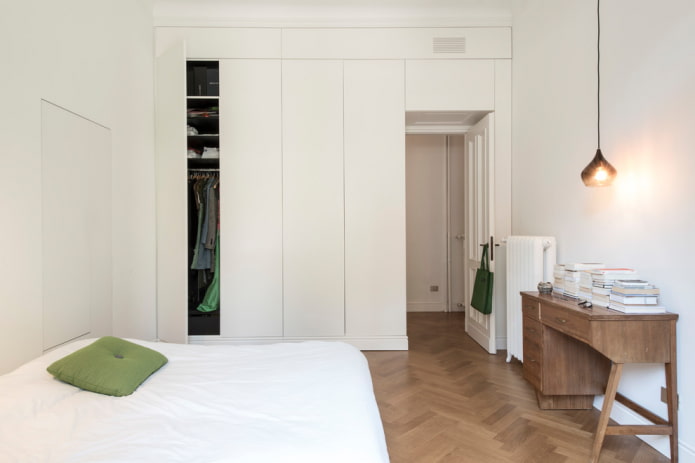 Armadio in camera da letto nel colore delle pareti