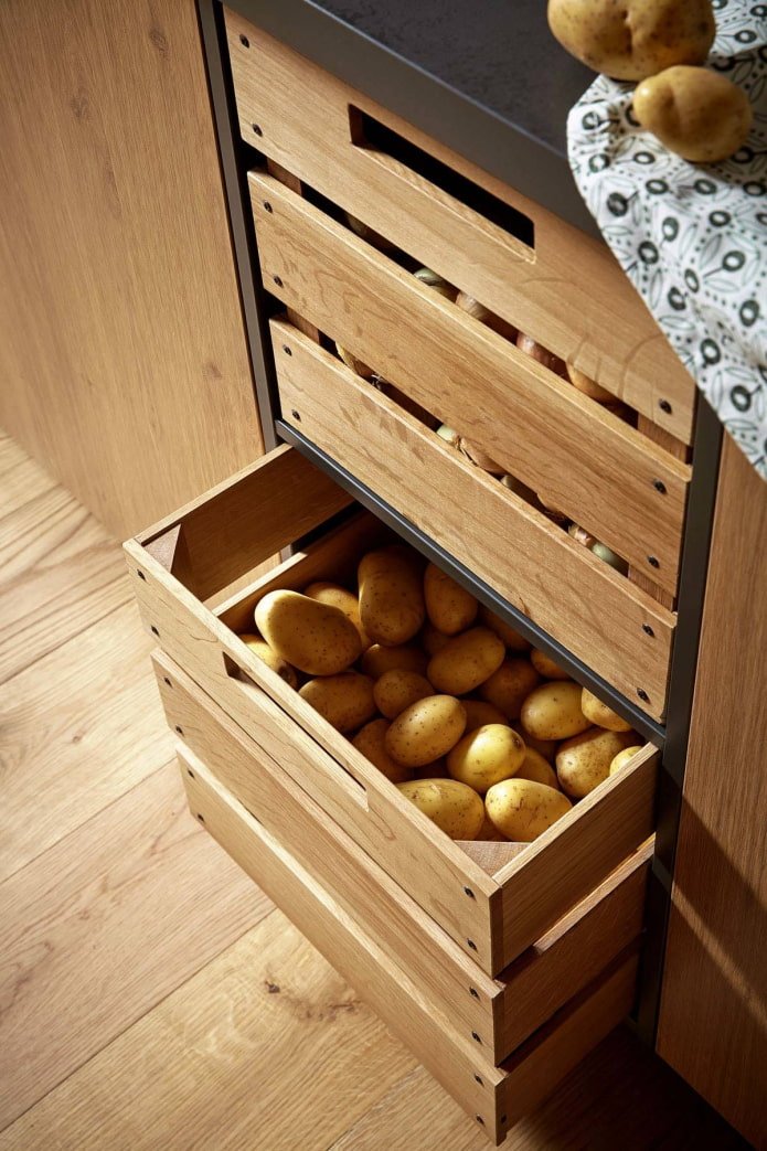 Patate in scatole in un armadio