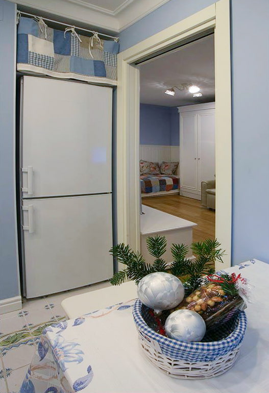 Frigorifero e ingresso della cucina