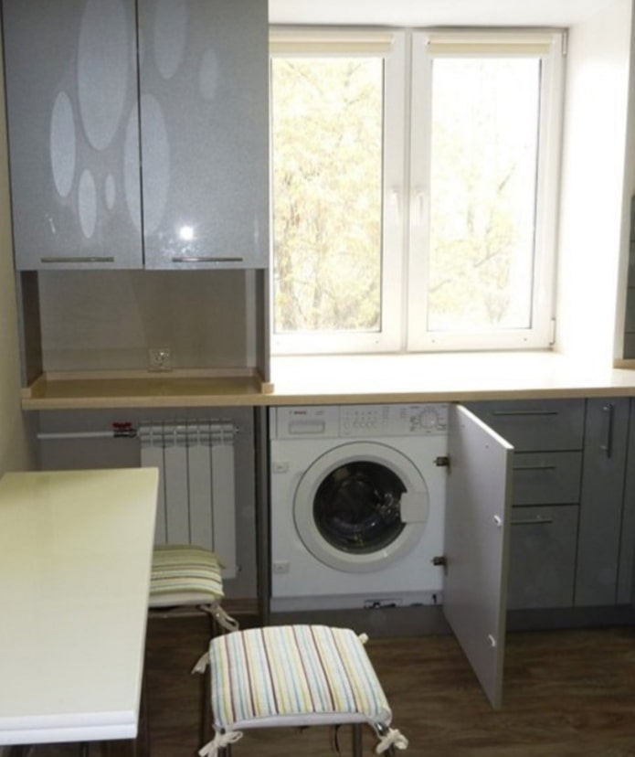 lavatrice in cucina in una Krusciovka