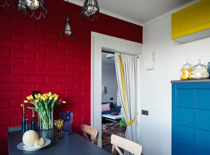 parete di mattoni decorativi nell'interno della cucina