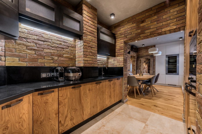 apertura rifinita con mattoni nell'interno della cucina