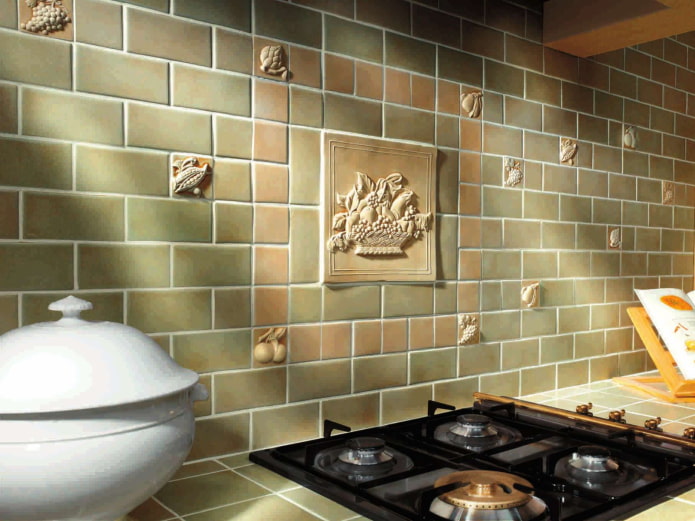 pannello in mattoni nell'interno della cucina