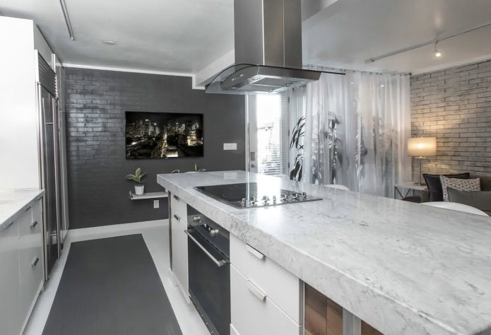 Mattoni grigi nell'interno della cucina
