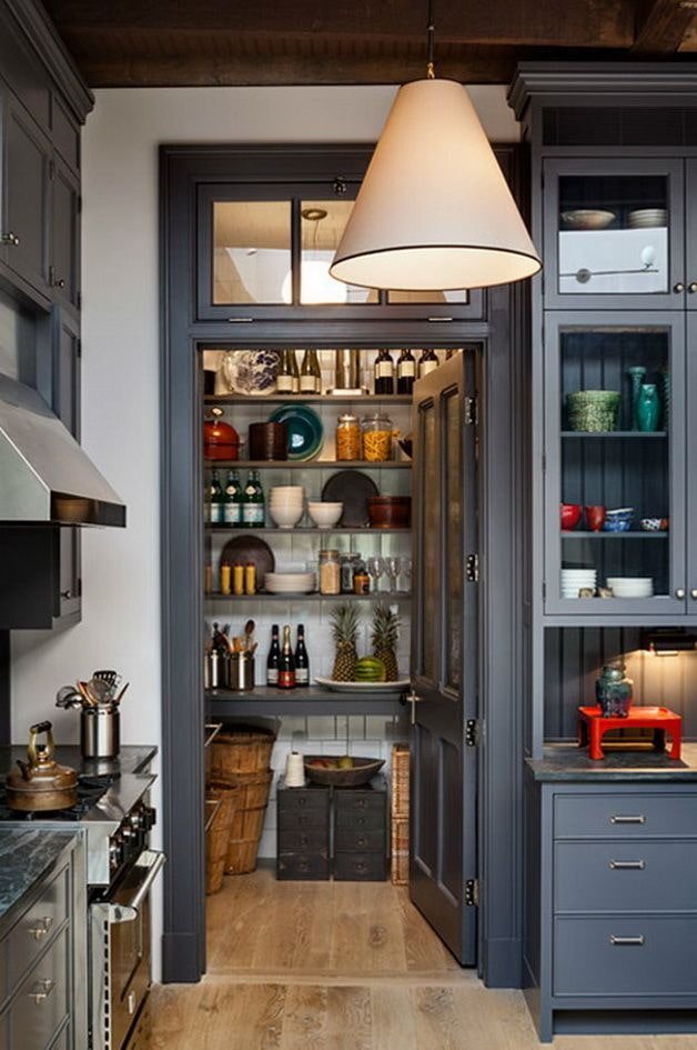 dispensa nell'interno della cucina
