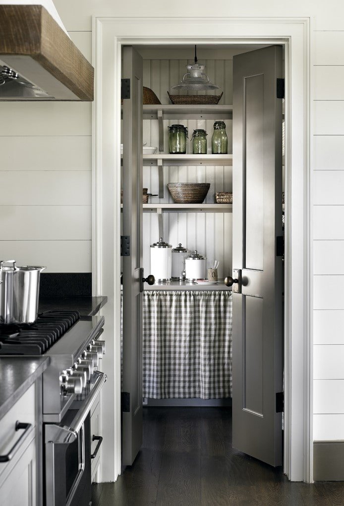 dispensa nell'interno della cucina