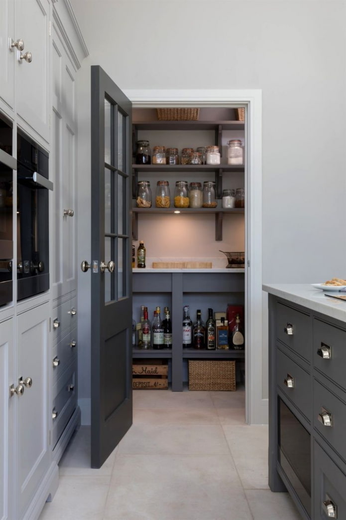 ripostiglio nell'interno della cucina