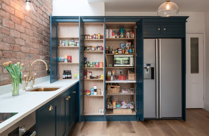 dispensa nell'interno della cucina