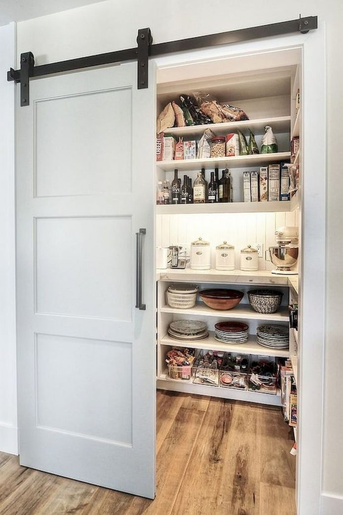Design della dispensa negli interni della casa