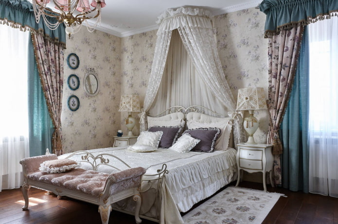letto a baldacchino