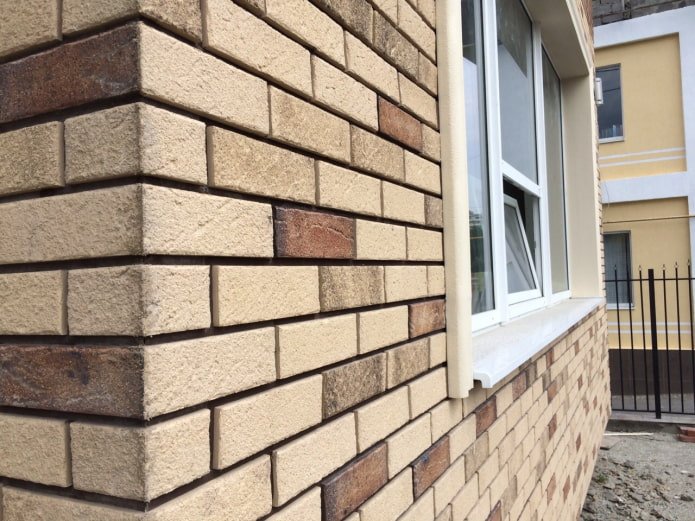 facciata della casa con rivestimento in piastrelle di clinker