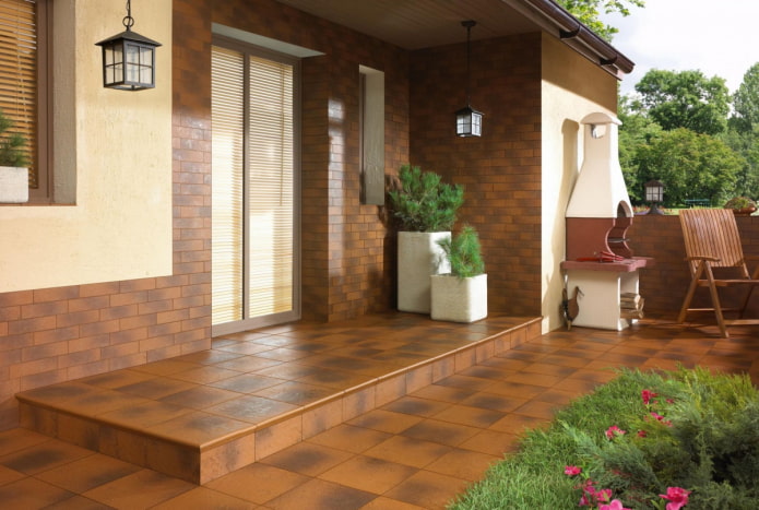 veranda con rivestimento in piastrelle di clinker