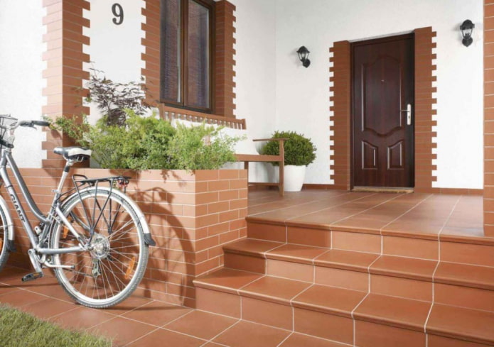 veranda con rivestimento in piastrelle di clinker